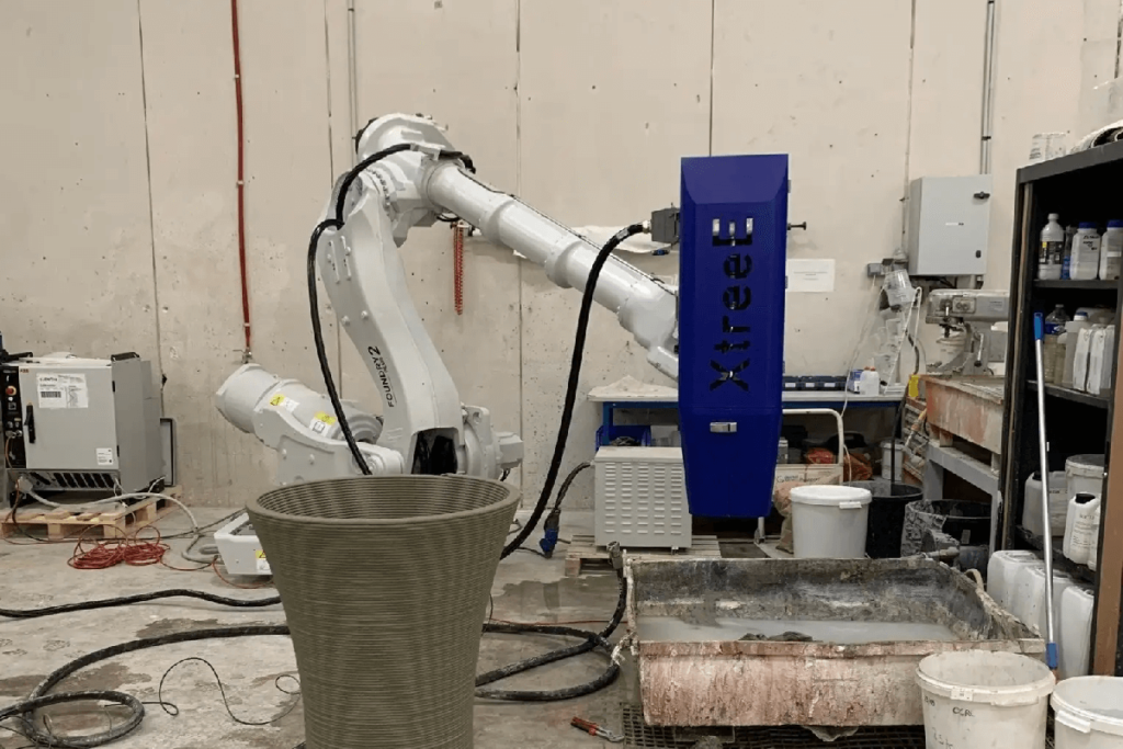 3Dプリンターを用いたオフィス建築のようす